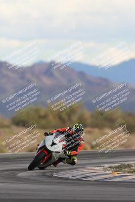 media/Nov-16-2025-Race Pace (Sun) [[8c5fa54630]]/Non Verified Riders (1st 20 Minutes)/5-Turn 15 (110pm)/